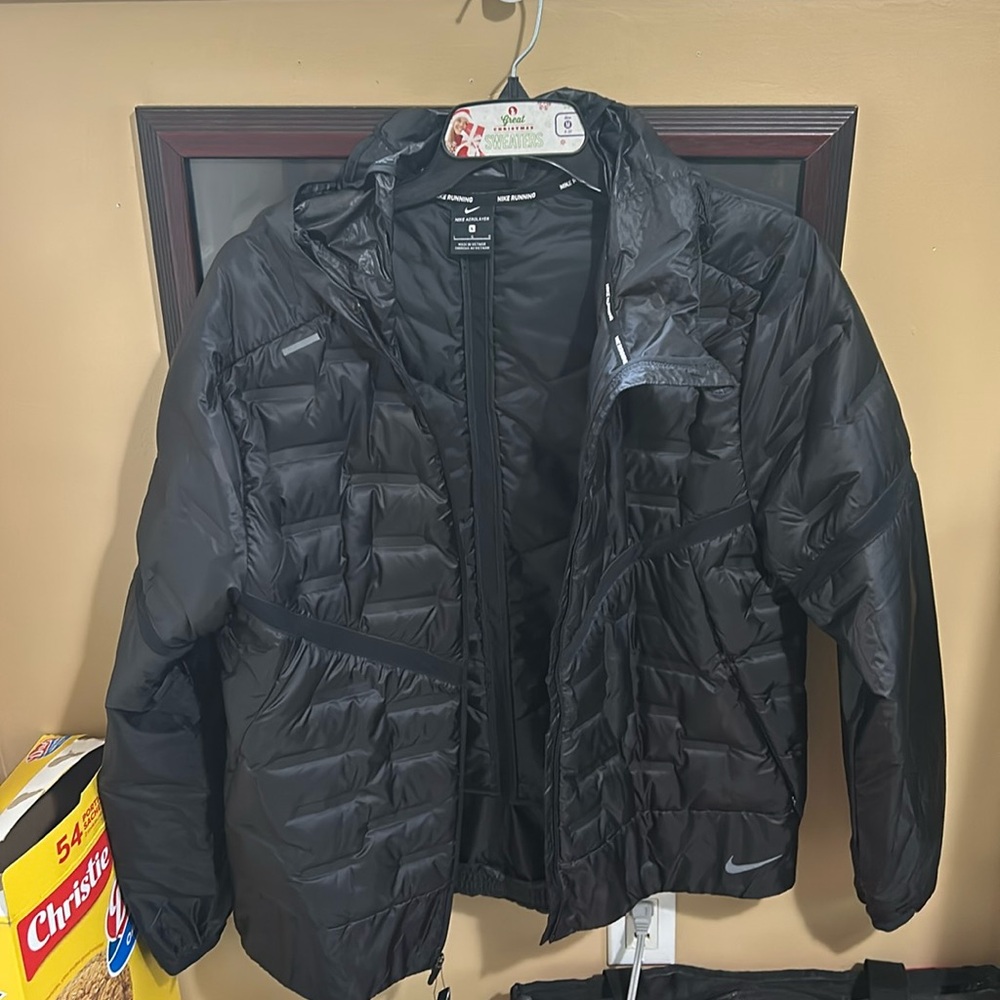 Men’s New Nike Aeroloft jacket - sz lg - black with 3m insignia.
Asking $200 obo